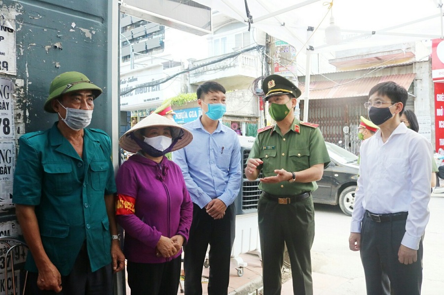 Thiếu tướng Vũ Thanh Chương - Ủy viên Ban Thường vụ Thành ủy, Giám đốc CATP kiểm tra, thăm hỏi và động viên các lực lượng làm nhiệm vụ tại ngõ 588 Thiên Lôi